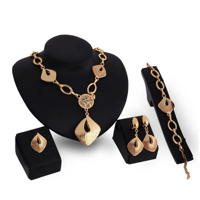 Ensemble de bijoux Ramiart doré avec collier, bracelet, boucles d’oreilles et bague assortis. Design artistique et raffiné pour femme.