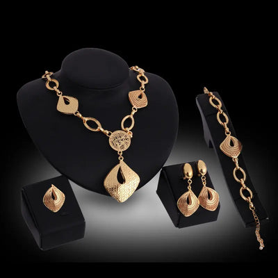 Parure de bijoux Ramiart dorée avec collier, boucles d’oreilles, bracelet et bague au design sculpté élégant. Idéal pour occasions spéciales.