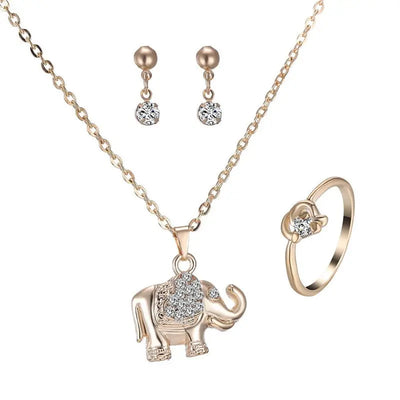 Parure bijoux éléphant doré avec pendentif, boucles d’oreilles et bague sertis de strass. Animal Pendants, Necklaces, Rings, Jewelry, accessories.