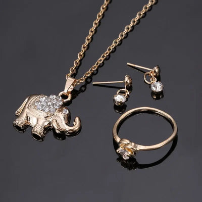 Bijoux dorés avec pendentif éléphant orné de strass, bague et boucles d’oreilles assorties. Animal Pendants, Necklaces, Rings, Jewelry, accessories.