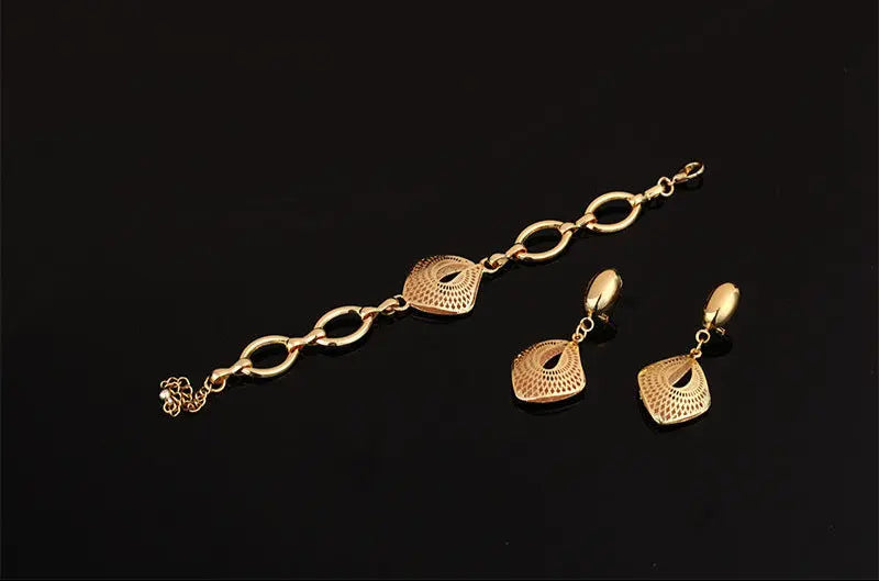 Bracelet et boucles d’oreilles dorés Ramiart au design ajouré moderne. Accessoires élégants pour compléter une tenue chic.
