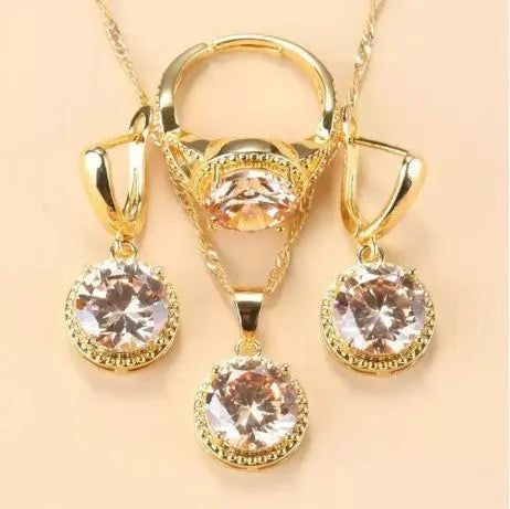 Set de bijoux Ramiart doré avec pierres champagne étincelantes sur collier, bague et boucles d’oreilles. Élégance raffinée pour tenues habillées.