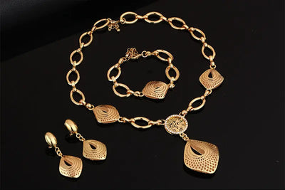 Parure complète Ramiart avec collier, bracelet et boucles d’oreilles dorés à maillons ovales. Bijoux élégants pour événements ou cadeaux.