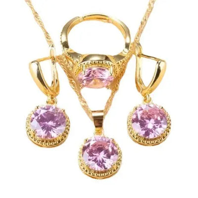 Ensemble Ramiart trois pièces avec boucles d’oreilles, bague et collier dorés sertis de pierres roses. Bijoux tendance pour occasions spéciales.